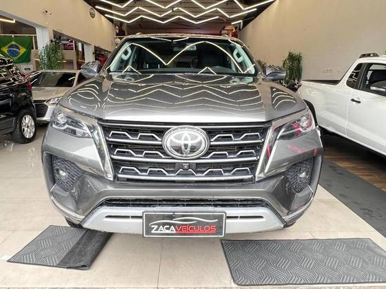 TOYOTA HILUX 2.8 D-4D TURBO DIESEL CD GR-S 4X4 AUTOMÁTICO TOYOTA HILUX 2.8 D-4D TURBO DIESEL CD GR-S 4X4 AUTOMÁTICO